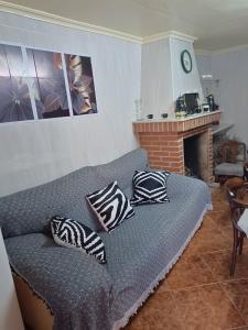 een woonkamer met een bank met kussens erop bij Casa rural Mccoy in Macael