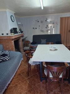 een woonkamer met een tafel en een bank bij Casa rural Mccoy in Macael