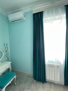 Giường trong phòng chung tại SANTORINI hotel & hostel