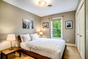 - une chambre avec un grand lit et une fenêtre dans l'établissement Lake View Getaway, à Saugatuck