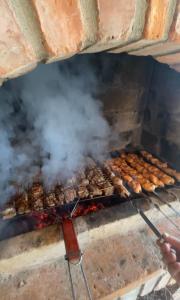 grill z mnóstwem jedzenia w obiekcie Odo’s Guest House w mieście Martwili