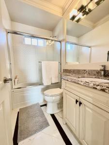 Fotografie z fotogalerie ubytování Vancouver Luxury guesthouse v destinaci Vancouver + 16 fotografií