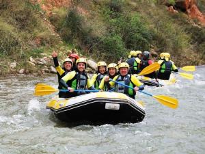 un grupo de personas en una balsa en un río en Atico en Torrecilla en Cameros, en Torrecilla en Cameros