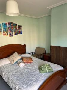 1 dormitorio con 1 cama con 2 toallas en Atico en Torrecilla en Cameros, en Torrecilla en Cameros