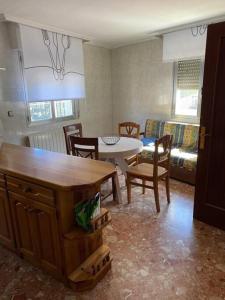 cocina con mesa y sillas y comedor en Atico en Torrecilla en Cameros, en Torrecilla en Cameros