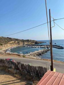 Afbeelding uit fotogalerij van Coastal Charm - Sea View Room in Elíka