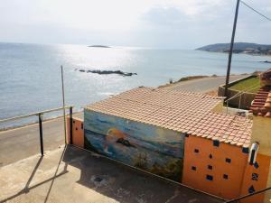 Afbeelding uit fotogalerij van Coastal Charm - Sea View Room in Elíka