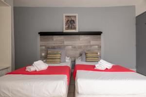 アヴィニョンにあるレジデンス レ コルドリエのベッド2台が隣同士に設置された部屋です。