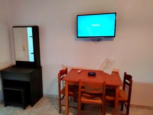 Televízia a/alebo spoločenská miestnosť v ubytovaní Studio Anessis