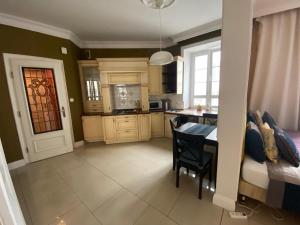 Kuchyňa alebo kuchynka v ubytovaní Poznańska Street Apartment