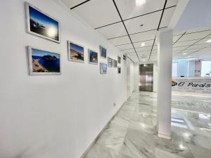 un pasillo con fotos en una pared de un edificio en Hotel El Paraíso en Calabardina