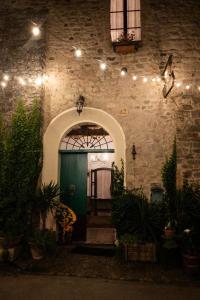 an entrance to a building with a green door at Affittacamere la Torre in Marzabotto