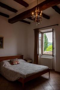 1 dormitorio con cama y ventana en Affittacamere la Torre, en Marzabotto