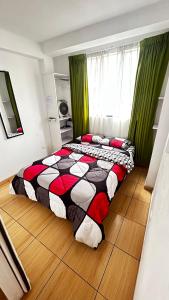 a bedroom with a bed with a colorful comforter at I Relajante Habitación en Miraflores Central in Lima