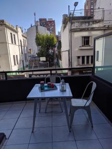 - Balcón con mesa y silla en Departamento 2 dormitorios Nueva Cordoba en Córdoba