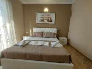 um quarto com uma cama grande num quarto em Hotel Fama em Durrës