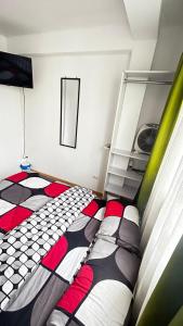 a bedroom with a bed with a checkered blanket at I Relajante Habitación en Miraflores Central in Lima