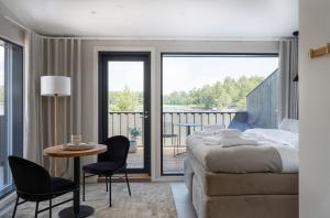 1 dormitorio con 1 cama, mesa y sillas en Pellinge Marina, en Porvoo
