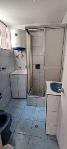 a small bathroom with a sink and a toilet at I Relajante Habitación en Miraflores Central in Lima