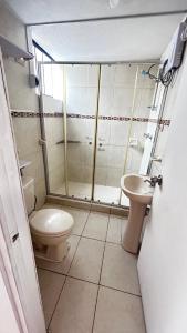 a bathroom with a shower and a toilet and a sink at I Relajante Habitación en Miraflores Central in Lima