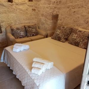 1 Schlafzimmer mit 2 Betten und einem Sofa in der Unterkunft Sotto la pergola in San Michele Salentino