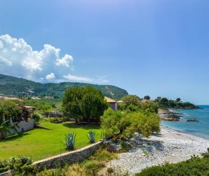 vista sulla costa di una spiaggia di Malsova Studio a Kotrónion Altre 37 foto