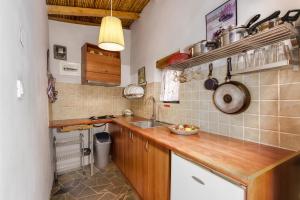 una cucina con un lavello e un piano di lavoro di Malsova Studio a Kotrónion