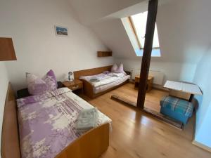 Pokój na poddaszu z 2 łóżkami i oknem w obiekcie Dom Gościnny Relax w Rewalu