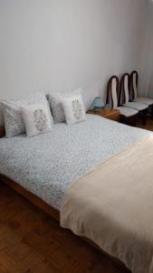 - une chambre avec un lit et des oreillers dans l'établissement Beautiful apartment with nice view to the port, à A Guarda