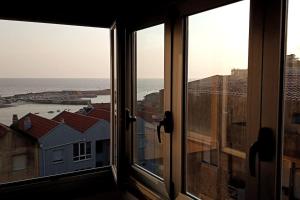 Elle offre une vue sur l'océan depuis sa fenêtre. dans l'établissement Beautiful apartment with nice view to the port, à A Guarda