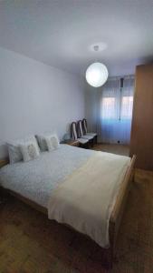 - une chambre avec un grand lit dans l'établissement Beautiful apartment with nice view to the port, à A Guarda