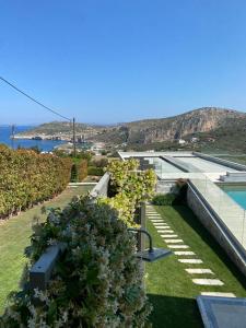 un jardín en la azotea de una casa en Greek Sea Villas Kaki Thalassa 400 meters to the beach en Keratea