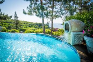 een zwembad met een fontein bij Island View Inn in Glen Cove