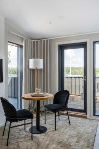 uma sala de estar com uma mesa e duas cadeiras em Pellinge Marina em Porvoo