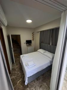 sypialnia z białym łóżkiem i telewizorem w obiekcie Ada Antik 2 w mieście Adalar