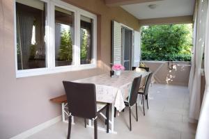a dining room with a table and chairs at Apartment Bepo in Pakoštane