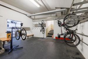 twee fietsen hangend aan een muur in een garage bij Hotel Miravalle in Valdidentro
