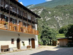 阿科Appartamenti Maso Giare的一侧带阳台的建筑