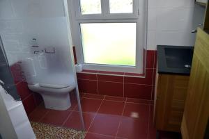 Un baño con inodoro y ventana. en F5 Escapade, maison, lac, riviére, Rabinon ,VAR., en Le Muy 12 fotos más