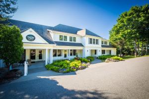 una gran casa blanca con entrada en Island View Inn, en Glen Cove