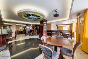 a dining room with a table and chairs at Hotel Miravalle in Valdidentro