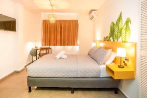 Un dormitorio con una cama con un osito de peluche. en Hotel Caracas, en Panamá