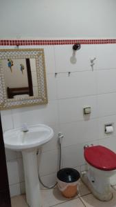 La salle de bains est pourvue d'un lavabo, de toilettes et d'un miroir. dans l'établissement Pousada Dom Aquino, à Campo Grande