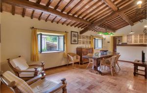 een woonkamer met een houten tafel en stoelen bij Alfina 3 in Castel Giorgio