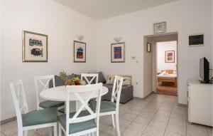 a living room with a white table and chairs at Awesome Apartment In Labin With House A Panoramic View in Nedeščina