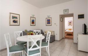Posezení v ubytování 2 Bedroom Awesome Apartment In Labin