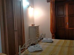 1 dormitorio con 1 cama con toallas en Il Borgo & il Feudo, en Badolato