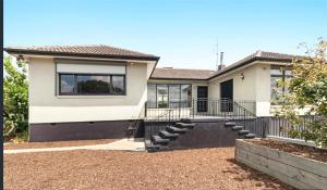 una casa con una escalera al frente en Queen Room in share house of De Murray B&B in Centre Queanbeyan & Canberra airport, en Queanbeyan