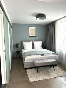 um quarto com uma cama grande e uma janela em Rotmain Apartments em Bayreuth
