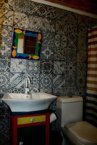 Villas El Bucanero في سان فيليبي دي بويرتو بلاتا: حمام مع حوض ومرحاض